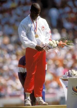 Olympiasieger Ben Johnson (Kanada) nachdenklich - als Dopingsünder überführt wurde ihm der Sieg wenig später wieder aberkannt Leichtathletik OS Sommer Herren Olympische Spiele Seoul 1988, Sommerspiele Einzelbild o0 Doping Seoul Nachdenklichkeit, Leichtathletik OS Sommer Herren Olympische Spiele Seoul 1988, Sommerspiele Einzelbild o0 Doping Seoul Nachdenklichkeit,