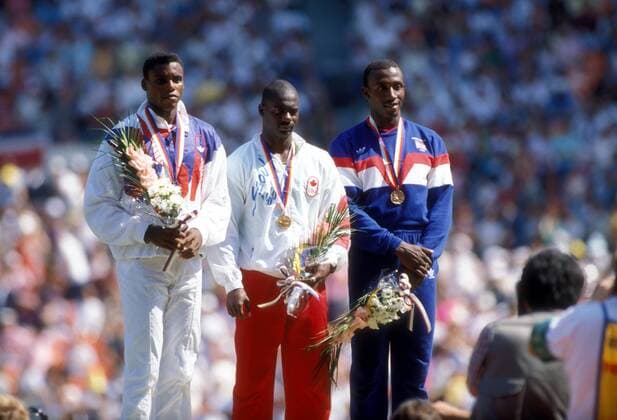 Siegerehrung 100m der Sommerspiele 1988 - Olympiasieger Ben Johnson (Kanada, Mitte), Carl Lewis (USA, 2. Platz, li.) und Linford Christie (Großbritannien); Johnson wird wenig später aufgrund von Dopingmißbrauch der Sieg aberkannt Leichtathletik OS Sommer Herren Olympische Spiele Seoul 1988, Sommerspiele Gruppe o0 Doping Seoul Leichtathletik OS Sommer Herren Olympische Spiele Seoul 1988, Sommerspiele Gruppe o0 Doping Seoul
