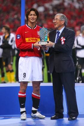 Yuichiro Nagai (Urawa Red Diamonds, li.) wird als bester Spieler der AFC Asian Champions League 2007 geehrt -  (2007111502013319) Fußball Herren AFC Asian Champions League 2007, Urawa Reds, Finale Endspiel, Asien Asiatische, Vdig Gruppe Saitama Fußball Herren AFC Asian Champions League 2007, Urawa Reds, Finale Endspiel, Asien Asiatische, Vdig Gruppe Saitama