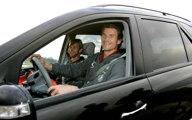 Torwart Jens Lehmann (re.) und Simon Rolfes (beide Deutschland) beim Off Road Fahrtraining von Mercedes Benz Fußball Herren Nationalteam 2007, Fahrsicherheitstraining, Fahrtraining, Sicherheit, Sicherheitstraining, Vdig Gruppe Hannover Fußball Herren Nationalteam 2007, Fahrsicherheitstraining, Fahrtraining, Sicherheit, Sicherheitstraining, Vdig Gruppe Hannover