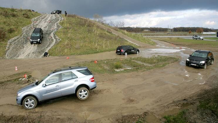 Die deutsche Nationalmannschaft beim Off Road Fahrtraining von Mercedes Benz auf dem Parcour bei Hannover Fußball Herren Nationalteam 2007, Fahrsicherheitstraining, Fahrtraining, Sicherheit, Sicherheitstraining, Totale o0 Sponsor, Werbepartner, Werbung, Hannover o0 M Klasse ML Fußball Herren Nationalteam 2007, Fahrsicherheitstraining, Fahrtraining, Sicherheit, Sicherheitstraining, Totale o0 Sponsor, Werbepartner, Werbung, Hannover o0 M Klasse ML