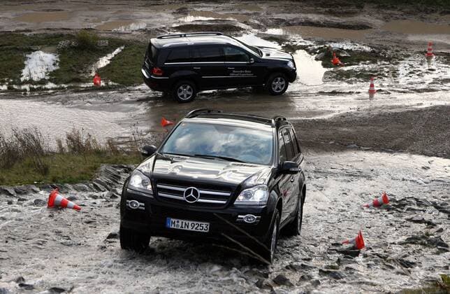 Die deutsche Nationalmannschaft beim Off Road Fahrtraining von Mercedes Benz auf dem Parcour bei Hannover Fußball Herren Nationalteam 2007, Fahrsicherheitstraining, Fahrtraining, Sicherheit, Sicherheitstraining, Gruppe Experience o0 Sponsor, Werbepartner, Werbung, o0 Wirtschaft, Industrie, Automobilindustrie ML Fußball Herren Nationalteam 2007, Fahrsicherheitstraining, Fahrtraining, Sicherheit, Sicherheitstraining, Gruppe Experience o0 Sponsor, Werbepartner, Werbung, o0 Wirtschaft, Industrie, Automobilindustrie ML
