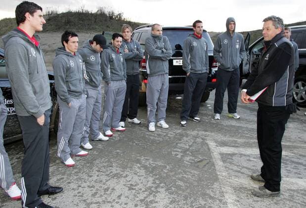 Chefinstruktor Matthias Kleinmichel (re.) weist v.li. Mario Gomez, Piotr Trochowski, Gonzalo Castro, Oliver Neuville, Clemens Fritz, Robert Enke, Christoph Metzelder, Per Mertesacker (alle Deutschland) für das Off Road Fahrtraining von Mercedes Benz ein Fußball Herren Nationalteam 2007, Fahrsicherheitstraining, Fahrtraining, Sicherheit, Sicherheitstraining, Totale Hannover Fußball Herren Nationalteam 2007, Fahrsicherheitstraining, Fahrtraining, Sicherheit, Sicherheitstraining, Totale Hannover