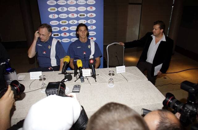 Zlatan Ibrahimovic (Mitte) und Nationaltrainer Lars Lagerbäck (beide Schweden, li.) während der Pressekonferenz -  - NOxONLINExUSE Fußball Herren EM Qualifikation 2007, Nationalteam, Schweden, Pressekonferenz, Pressetermin Gruppe Madrid Fußball Herren EM Qualifikation 2007, Nationalteam, Schweden, Pressekonferenz, Pressetermin Gruppe Madrid