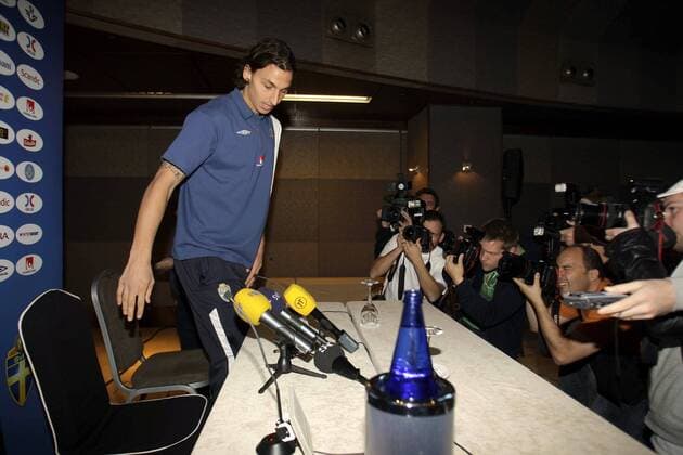 Zlatan Ibrahimovic (Schweden, li.) betritt die Pressekonferenz -  - NOxONLINExUSE Fußball Herren EM Qualifikation 2007, Nationalteam, Schweden, Pressekonferenz, Pressetermin Gruppe Madrid Fußball Herren EM Qualifikation 2007, Nationalteam, Schweden, Pressekonferenz, Pressetermin Gruppe Madrid