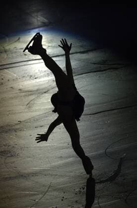 Silhouette einer Eiskunstläuferin im Licht des Schweinwerferkegels Eiskunstlauf OS Winter Damen Olympische Spiele Turin 2006, Winterspiele, Schaulaufen, Gala, Eisgala, Show, Eisshow Einzelbild Turin Eiskunstlauf OS Winter Damen Olympische Spiele Turin 2006, Winterspiele, Schaulaufen, Gala, Eisgala, Show, Eisshow Einzelbild Turin