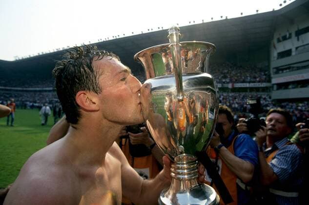 Marc Wilmots (Standard Lüttich), Belgischer Pokalsieger 1993, küßt die Trophäe -  Fußball Herren Beker van Belgie 1992 1993, Belgischer Pokal, Pokalspiel, Standard Lüttich, Vdia Einzelbild Finale Endspiel Pokalendspiel Pokalfinale Brüssel Freude, Begeisterung, Fußball Herren Beker van Belgie 1992 1993, Belgischer Pokal, Pokalspiel, Standard Lüttich, Vdia Einzelbild Finale Endspiel Pokalendspiel Pokalfinale Brüssel Freude, Begeisterung,