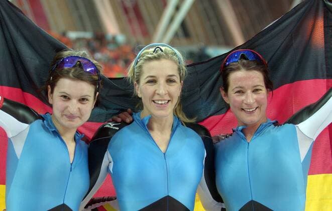 Deutschland - Olympiasieger in der Teamverfolgung: Anni Friesinger (Mitte), Daniela Anschütz Thoms (li.) und Claudia Pechstein Eisschnellauf OS Winter Damen Olympische Spiele Turin 2006, Winterspiele, Teamwettbewerb, Teamwertung, Teamverfolgung, Verfolgung Gruppe Turin Freude, Eisschnellauf OS Winter Damen Olympische Spiele Turin 2006, Winterspiele, Teamwettbewerb, Teamwertung, Teamverfolgung, Verfolgung Gruppe Turin Freude,