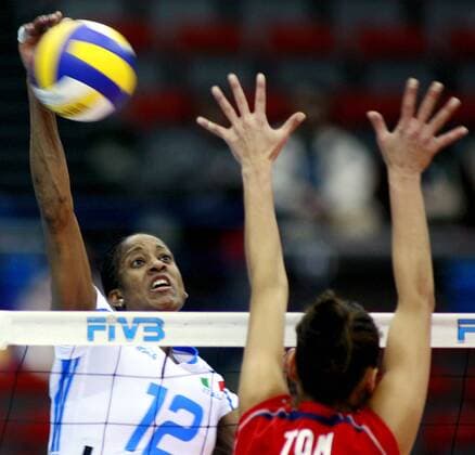 Taismary Aguero (Italien, li.) am Ball - Volleyball Damen World Cup 2007, World Cup, Weltcup, Welt, WC, Nationalteam, Nationaltrikot, Italien - USA 3:0,Finale Gruppe Nagoya Dynamik, Volleyball Damen World Cup 2007, World Cup, Weltcup, Welt, WC, Nationalteam, Nationaltrikot, Italien - USA 3:0,Finale Gruppe Nagoya Dynamik,