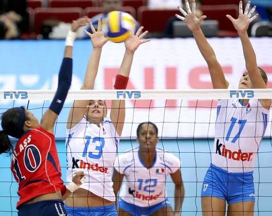 Kimberly Glass (USA, li.) gegen Simona Gioli (re.) und Francesca Ferretti und (beide Italien) - Volleyball Damen World Cup 2007, World Cup, Weltcup, Welt, WC, Nationalteam, Nationaltrikot, Italien - USA 3:0,Finale Gruppe Nagoya Dynamik, Volleyball Damen World Cup 2007, World Cup, Weltcup, Welt, WC, Nationalteam, Nationaltrikot, Italien - USA 3:0,Finale Gruppe Nagoya Dynamik,
