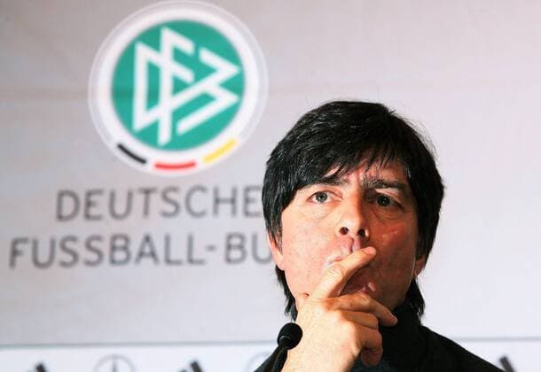 Bundestrainer Joachim Löw (Deutschland) nachdenklich während der Pressekonferenz Fußball Länderspiel Herren EM Qualifikation 2007, Nationalmannschaft, Pressekonferenz, Pressetermin Porträt Hannover Nachdenklichkeit, Fußball Länderspiel Herren EM Qualifikation 2007, Nationalmannschaft, Pressekonferenz, Pressetermin Porträt Hannover Nachdenklichkeit,