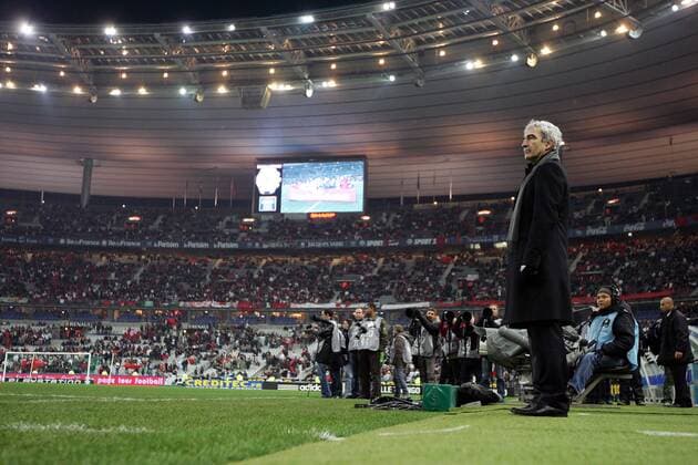 Nationaltrainer Raymond Domenech (Frankreich) beobachtet das Spielgeschehen aus der Coachingzone -  Fußball Länderspiel Herren Freundschaftsspiel 2007, Nationalteam, Test, Testspiel Totale Paris Fußball Länderspiel Herren Freundschaftsspiel 2007, Nationalteam, Test, Testspiel Totale Paris 