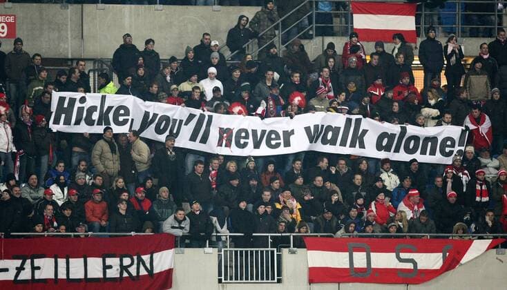 Hicke, you ll (n)ever walk alone - Österreichische Fans mit einer ironischen Botschaft an Nationaltrainer Josef Hickersberger (Österreich) Fußball Länderspiel Herren Freundschaftsspiel 2007, Test, Testspiel, Nationalteam, Österreich Totale Wien Fußball Länderspiel Herren Freundschaftsspiel 2007, Test, Testspiel, Nationalteam, Österreich Totale Wien