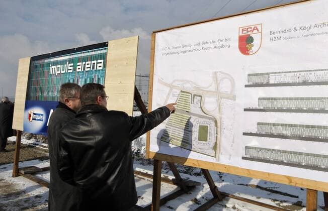 Fußball, Stadiongeschichte FC Augsburg Zwei Fußballfans sehen sich interessiert auf einer Schautafel den Lageplan für die neue Impuls Arena, der zukünftigen Heimspielstätte des FC Augsburg, an Fußball 2. BL Herren Saison 2007 2008, FC Augsburg, Neubau, Stadionbau Stadion Fußballstadion Stadionneubau Projekt Bau Gruppe ImpulsArena Konzeption, Bauplan Augsburg Schriftzug Fußball 2. BL Herren Saison 2007 2008, FC Augsburg, Neubau, Stadionbau Stadion Fußballstadion Stadionneubau Projekt Bau Gruppe ImpulsArena Konzeption, Bauplan Augsburg Schriftzug
