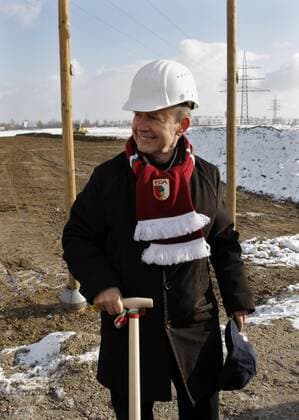 Fußball, Stadiongeschichte FC Augsburg Vorstandsvorsitzender Walter Seinsch (Augsburg) ist gut gelaunt für den ersten Spatenstich zur neuen Impuls Arena, der zukünftigen Heimspielstätte des FC Augsburg Fußball 2. BL Herren Saison 2007 2008, FC Augsburg, Neubau, Stadionbau Stadion Fußballstadion Stadionneubau Projekt Bau Einzelbild ImpulsArena Augsburg Fußball 2. BL Herren Saison 2007 2008, FC Augsburg, Neubau, Stadionbau Stadion Fußballstadion Stadionneubau Projekt Bau Einzelbild ImpulsArena Augsburg