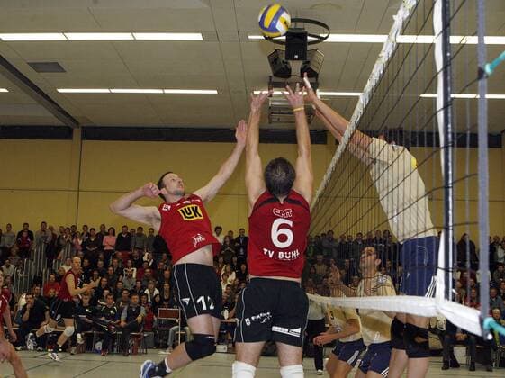 Nik Fuess (li.) und Aleks Ondelj (beide Bühl) im Duell Volleyball Herren DVV Pokal 2007 2008, Pokalspiel, Achtelfinale, TV Bühl - VfB Friedrichshafen 0:3 Gruppe Bühl Dynamik, Volleyball Herren DVV Pokal 2007 2008, Pokalspiel, Achtelfinale, TV Bühl - VfB Friedrichshafen 0:3 Gruppe Bühl Dynamik,