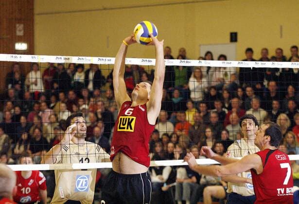 Aleks Ondelj (Bühl, 2.v.li.) gegen Joao Jose (Friedrichshafen, li.) Volleyball Herren DVV Pokal 2007 2008, Pokalspiel, Achtelfinale, TV Bühl - VfB Friedrichshafen 0:3 Gruppe Bühl Volleyball Herren DVV Pokal 2007 2008, Pokalspiel, Achtelfinale, TV Bühl - VfB Friedrichshafen 0:3 Gruppe Bühl