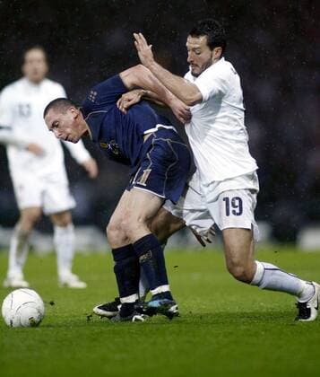 Scott Brown (Schottland, li.) gegen Gianluca Zambrotta (Italien) -  Fußball Länderspiel Herren EM Qualifikation 2007, Nationalteam, Nationaltrikot, Schottland - Italien 1:2 Gruppe Glasgow Dynamik, Fußball Länderspiel Herren EM Qualifikation 2007, Nationalteam, Nationaltrikot, Schottland - Italien 1:2 Gruppe Glasgow Dynamik,