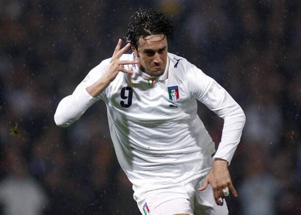 Luca Toni (Italien) jubelt -  Fußball Länderspiel Herren EM Qualifikation 2007, Nationalteam, Nationaltrikot Einzelbild Glasgow Begeisterung, Freude, Fußball Länderspiel Herren EM Qualifikation 2007, Nationalteam, Nationaltrikot Einzelbild Glasgow Begeisterung, Freude,