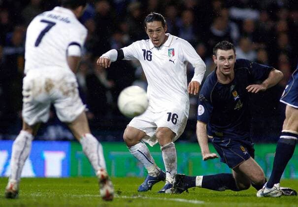 Mauro Camoranesi (Italien, Mitte) gegen Stephen McManus (Schottland) -  Fußball Länderspiel Herren EM Qualifikation 2007, Nationalteam, Nationaltrikot, Schottland - Italien 1:2 Gruppe Glasgow Dynamik, Fußball Länderspiel Herren EM Qualifikation 2007, Nationalteam, Nationaltrikot, Schottland - Italien 1:2 Gruppe Glasgow Dynamik,