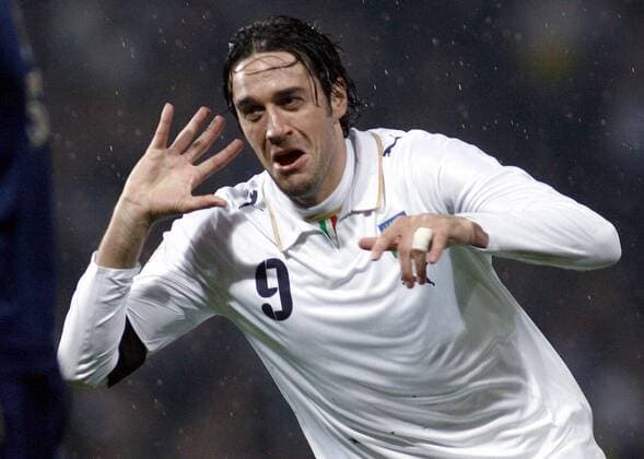 Luca Toni (Italien) jubelt -  Fußball Länderspiel Herren EM Qualifikation 2007, Nationalteam, Nationaltrikot Einzelbild Glasgow Begeisterung, Freude, Fußball Länderspiel Herren EM Qualifikation 2007, Nationalteam, Nationaltrikot Einzelbild Glasgow Begeisterung, Freude,