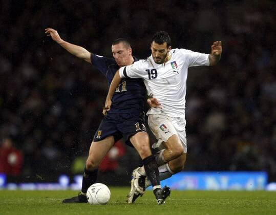 Gianluca Zambrotta (Italien, re.) gegen Scott Brown (Schottland) - EDITORIAL USE ONLY. No use with unauthorised audio, video, data, fixture lists, club league logos or live services. Online in-match use limited to 120 images, no video emulation. No use in betting, games or single club league player publications. Fußball Länderspiel Herren EM Qualifikation 2007, Nationalteam, Nationaltrikot, Schottland - Italien 1:2 Gruppe Glasgow Dynamik, Fußball Länderspiel Herren EM Qualifikation 2007, Nationalteam, Nationaltrikot, Schottland - Italien 1:2 Gruppe Glasgow Dynamik,