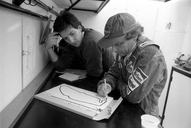 Niki Lauda (Österreich McLaren Porsche, re.) erklärt Quick Redakteur Andreas Petzold (Deutschland) das Streckenprofil des Hockenheimrings Motorsport WM Herren Formel 1 Weltmeisterschaft 1984, F1, F, WM, Test, Tests, Testfahrt, Testfahrten, Gespräch, Analyse Gruppe Zandvoort Motorsport WM Herren Formel 1 Weltmeisterschaft 1984, F1, F, WM, Test, Tests, Testfahrt, Testfahrten, Gespräch, Analyse Gruppe Zandvoort