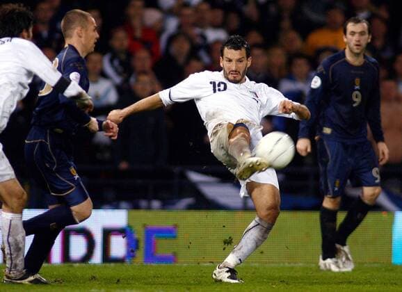 Gianluca Zambrotta (Italien, re.) am Ball -  Fußball Länderspiel Herren EM Qualifikation 2007, Nationalteam, Nationaltrikot, Schottland - Italien 1:2 Gruppe Glasgow Dynamik, Fußball Länderspiel Herren EM Qualifikation 2007, Nationalteam, Nationaltrikot, Schottland - Italien 1:2 Gruppe Glasgow Dynamik,