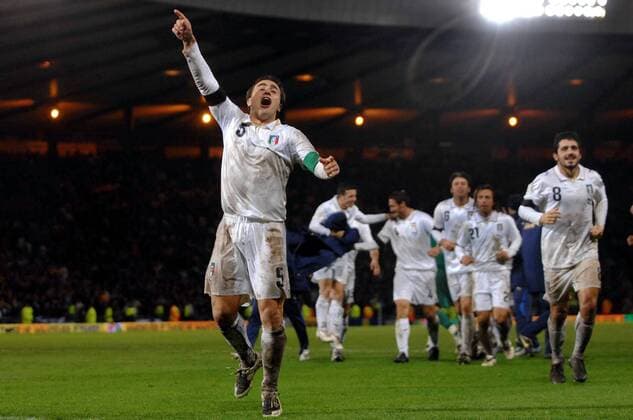 Fabio Cannavaro (Italien) bejubelt den Einzug in die EM Endrunde -  Fußball Länderspiel Herren EM Qualifikation 2007, Nationalteam, Nationaltrikot Gruppe Glasgow Freude, Begeisterung, Fußball Länderspiel Herren EM Qualifikation 2007, Nationalteam, Nationaltrikot Gruppe Glasgow Freude, Begeisterung,