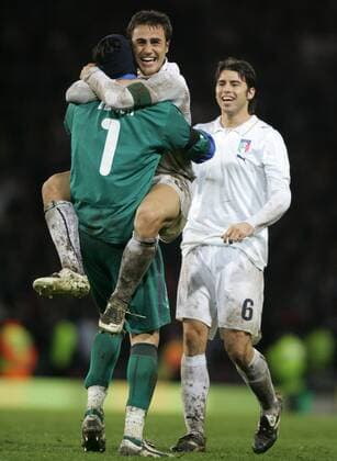 Fabio Cannavaro (Mitte) umarmt Torwart Gianluigi Buffon; daneben Andrea Barzagli (alle Italien) -  Fußball Länderspiel Herren EM Qualifikation 2007, Nationalmannschaft, Nationaltrikot Gruppe Glasgow Freude, Begeisterung, Fußball Länderspiel Herren EM Qualifikation 2007, Nationalmannschaft, Nationaltrikot Gruppe Glasgow Freude, Begeisterung,