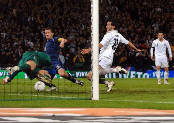 Barry Ferguson (Schottland, 2.v.li.) erzielt den Ausgleich gegen Gianluca Zambrotta (re.) und Torwart Gianluigi Buffon (beide Italien) -  Fußball Länderspiel Herren EM Qualifikation 2007, Nationalteam, Nationaltrikot, Schottland - Italien 1:2 Gruppe Glasgow Dynamik, Fußball Länderspiel Herren EM Qualifikation 2007, Nationalteam, Nationaltrikot, Schottland - Italien 1:2 Gruppe Glasgow Dynamik,