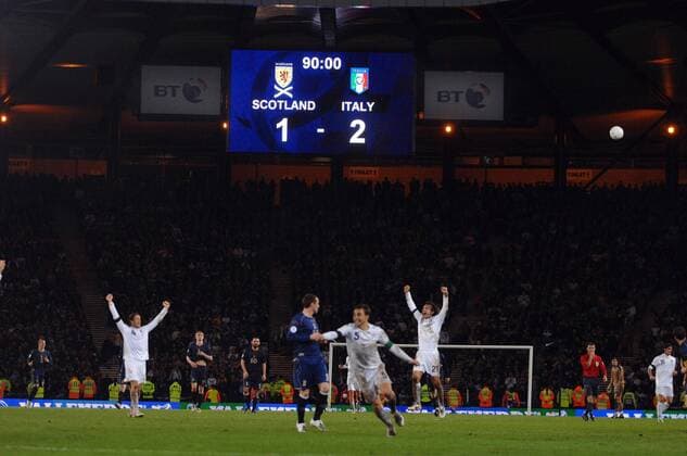 Italien schlägt Schottland 2:1 und qualifiziert sich damit für die EM Endrunde -  Fußball Länderspiel Herren EM Qualifikation 2007, Nationalteam, Nationaltrikot, Schottland - Italien 1:2 Totale Glasgow Fußball Länderspiel Herren EM Qualifikation 2007, Nationalteam, Nationaltrikot, Schottland - Italien 1:2 Totale Glasgow