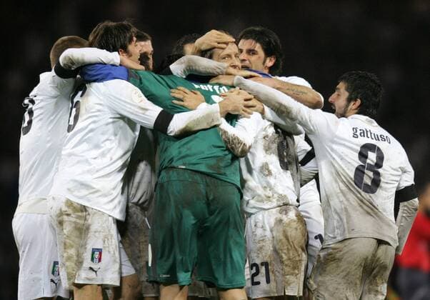 Schlussjubel Italien -  Fußball Länderspiel Herren EM Qualifikation 2007, Nationalmannschaft, Nationaltrikot Gruppe Glasgow Freude, Fußball Länderspiel Herren EM Qualifikation 2007, Nationalmannschaft, Nationaltrikot Gruppe Glasgow Freude,