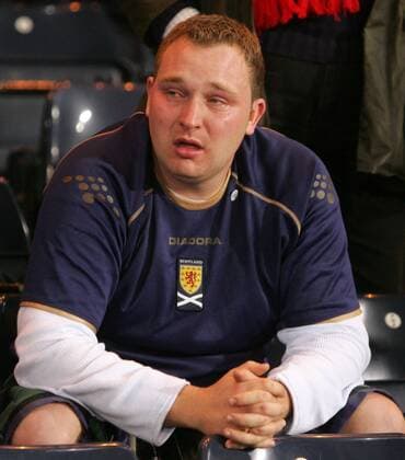 Schottischer Fan enttäuscht - Fußball Länderspiel Herren EM Qualifikation 2007, Nationalmannschaft, Schottland, schottisch, schottische, schottischer Einzelbild Glasgow Enttäuschung, Verzweiflung, Fußball Länderspiel Herren EM Qualifikation 2007, Nationalmannschaft, Schottland, schottisch, schottische, schottischer Einzelbild Glasgow Enttäuschung, Verzweiflung,