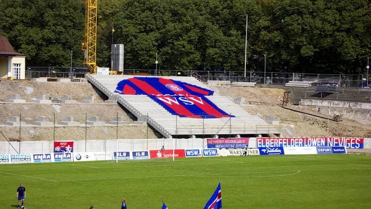 Fußball, Stadiongeschichte Wuppertaler SV Auf der Baustelle der neuen Tribüne im Stadion Am Zoo, Heimspielstätte des Wuppertaler SV, wird ein riesiges WSV Trikot gezeigt Fußball Herren Regionalliga Nord 2007 2008, 3. Liga, Wuppertaler SV Borussia, WSV Totale Stadion Am Zoo Wuppertal Fußball Herren Regionalliga Nord 2007 2008, 3. Liga, Wuppertaler SV Borussia, WSV Totale Stadion Am Zoo Wuppertal