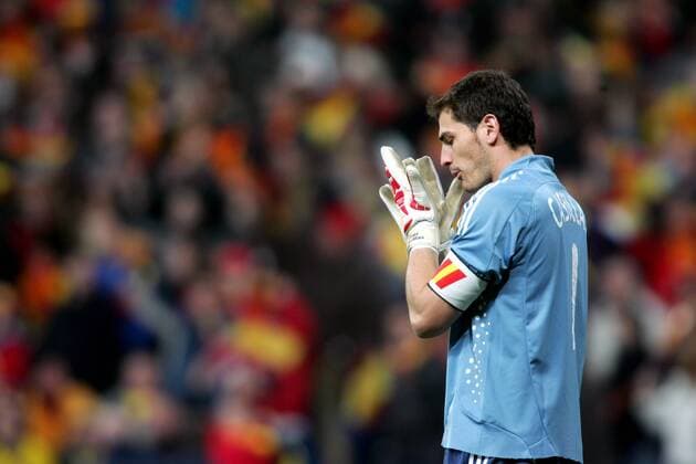 Torwart Iker Casillas (Spanien) spuckt in die Hände -  - NOxONLINExUSE Fußball Länderspiel Herren EM Qualifikation 2007, Nationalmannschaft, Nationaltrikot Einzelbild Madrid Fußball Länderspiel Herren EM Qualifikation 2007, Nationalmannschaft, Nationaltrikot Einzelbild Madrid