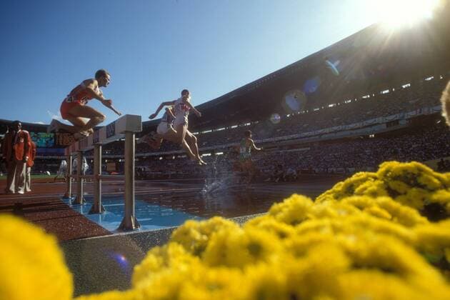 Hindernisläufer überqueren einen Wassergraben während des 3000m Hindernislaufes der Olympischen Spiele 1988 in Seoul Leichtathletik OS Sommer Herren Olympische Spiele Seoul 1988, Sommerspiele, Nationaltrikot, o0 Gegenlicht Totale Olympiastadion Blume Blumen gelb gelbe Rang Ränge Seoul Perspektive, Sonnenschein Sonne Sonnenlicht Leichtathletik OS Sommer Herren Olympische Spiele Seoul 1988, Sommerspiele, Nationaltrikot, o0 Gegenlicht Totale Olympiastadion Blume Blumen gelb gelbe Rang Ränge Seoul Perspektive, Sonnenschein Sonne Sonnenlicht