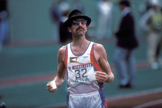 Gary Fanelli (Amerikanisch Samoa) erfrischt sich nach dem Marathonlauf Leichtathletik OS Sommer Herren Olympische Spiele Seoul 1988, Sommerspiele, Nationaltrikot Einzelbild Seoul Leichtathletik OS Sommer Herren Olympische Spiele Seoul 1988, Sommerspiele, Nationaltrikot Einzelbild Seoul