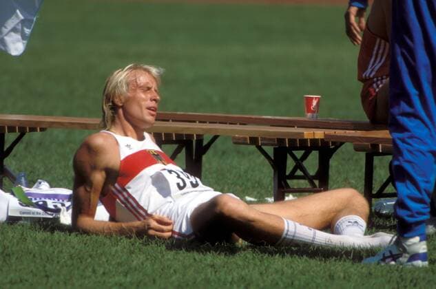 Carlo Thränhardt (BR Deutschland) entspannt sich Leichtathletik OS Sommer Herren Olympische Spiele Seoul 1988, Sommerspiele, Nationaltrikot Einzelbild Seoul Leichtathletik OS Sommer Herren Olympische Spiele Seoul 1988, Sommerspiele, Nationaltrikot Einzelbild Seoul