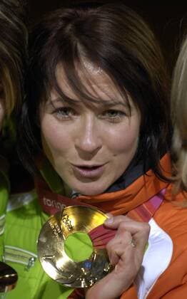 Claudia Pechstein (Deutschland) ist Olympiasiegerin 2006 in der Teamverfolgung Eisschnellauf OS Winter Damen Olympische Spiele Turin 2006, Winterspiele, Verfolgung Teamverfolgung Teamwettbewerb Teamwertung Porträt Medals Plaza Turin Eisschnellauf OS Winter Damen Olympische Spiele Turin 2006, Winterspiele, Verfolgung Teamverfolgung Teamwettbewerb Teamwertung Porträt Medals Plaza Turin