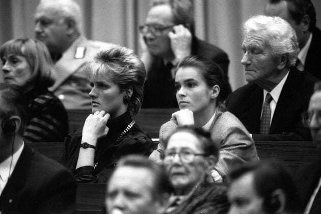 Kristin Otto (li.), Katarina Witt und Manfred von Brauchitsch, Präsident der Gesellschaft zur Förderung des olympischen Gedankens (re., alle DDR) auf dem 11. Parteitag der SED Schwimmen Damen XI. SED Parteitag 1986, Sozialistische Einheitspartei Deutschlands, Eiskunstlauf Gruppe Berlin Schwimmen Damen XI. SED Parteitag 1986, Sozialistische Einheitspartei Deutschlands, Eiskunstlauf Gruppe Berlin