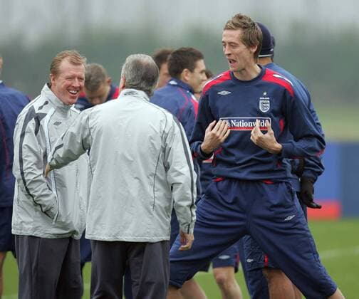 Nationaltrainer Steve McClaren (li.) und Co Trainer Terry Venables im Gespräch mit Peter Crouch (alle England) - EDITORIAL USE ONLY. No use with unauthorised audio, video, data, fixture lists, club league logos or live services. Online in-match use limited to 120 images, no video emulation. No use in betting, games or single club league player publications. Fußball Herren Nationalmannschaft 2007, Training Gruppe London Harmonie, Fußball Herren Nationalmannschaft 2007, Training Gruppe London Harmonie,