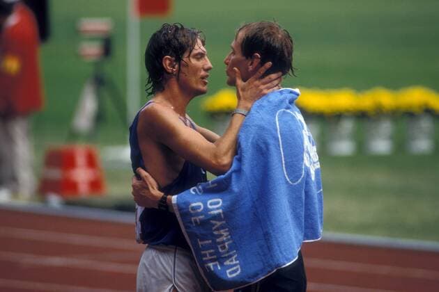 Simon Baker (Australien, re.) und Raffaello Ducceschi (Italien) umarmen sich glücklich im Ziel Leichtathletik OS Sommer Herren Olympische Spiele Seoul 1988, Sommerspiele, Nationaltrikot Gruppe Seoul Romantik, Glück, Harmonie Leichtathletik OS Sommer Herren Olympische Spiele Seoul 1988, Sommerspiele, Nationaltrikot Gruppe Seoul Romantik, Glück, Harmonie