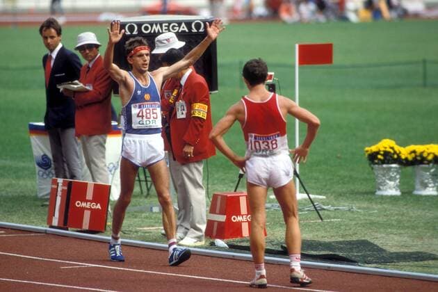 Ronald Weigel (DDR, li.) kommt als Zweiter ins Ziel und wird von Olympiasieger Viacheslav Ivanenko (Sowjetunion) empfangen Leichtathletik OS Sommer Herren Olympische Spiele Seoul 1988, Sommerspiele, Nationaltrikot Gruppe Seoul Freude, Leichtathletik OS Sommer Herren Olympische Spiele Seoul 1988, Sommerspiele, Nationaltrikot Gruppe Seoul Freude,