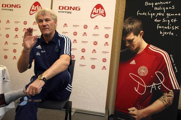 Nationaltrainer Morten Olsen (Dänemark) bei der Präsentation des neuen Nationaltrikots -  Fußball Herren Nationalmannschaft 2007, Pressekonferenz, Pressetermin, Präsentation, Einzelbild Fußball Herren Nationalmannschaft 2007, Pressekonferenz, Pressetermin, Präsentation, Einzelbild