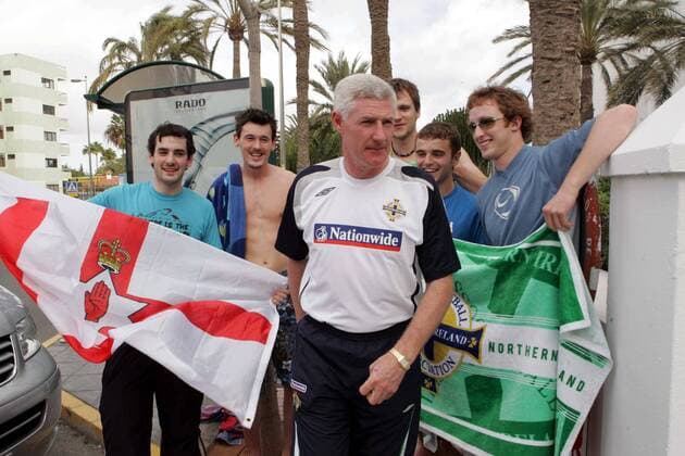 Nordirische Fans mit Nationaltrainer Nigel Worthington (Nordirland) - (  - NOxONLINExUSE Fußball Herren Nationalmannschaft 2007 Gruppe Las Palmas de Gran Canaria Fußball Herren Nationalmannschaft 2007 Gruppe Las Palmas de Gran Canaria