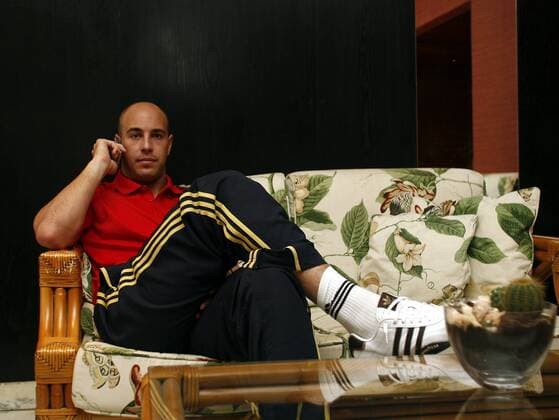 Torwart Jose Manuel Reina (Spanien) telefoniert -  - NOxONLINExUSE Fußball Herren Nationalmannschaft 2007, Fotoshooting Einzelbild Las Palmas de Gran Canaria Fußball Herren Nationalmannschaft 2007, Fotoshooting Einzelbild Las Palmas de Gran Canaria