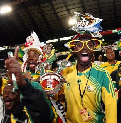 Südafrikanische Fußballfans sorgen für Stimmung, die bis zur WM 2010 anhalten soll Fußball Länderspiel Herren Freundschaftsspiel 2007, Test, Testspiel, Nationalteam o00 Fanhelm Makarapa Gruppe Turnieremblem Durban Freude, Fußball Länderspiel Herren Freundschaftsspiel 2007, Test, Testspiel, Nationalteam o00 Fanhelm Makarapa Gruppe Turnieremblem Durban Freude,