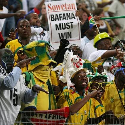 Sowetan, Bafana must win - Südafrikanische Fußballfans fordern einen Erfolg ihres Teams Fußball Länderspiel Herren Freundschaftsspiel 2007, Test, Testspiel, Nationalteam Gruppe Flugzeug Durban Fußball Länderspiel Herren Freundschaftsspiel 2007, Test, Testspiel, Nationalteam Gruppe Flugzeug Durban