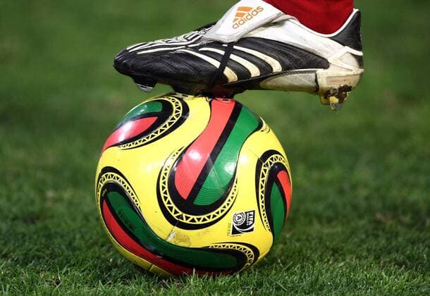 Bunt gestalteter Adidas Teamgeist Ball, gestoppt mit einem Fußballschuh des Sportartikelherstellers Fußball Länderspiel Herren Freundschaftsspiel 2007, Test, Testspiel, Nationalteam Gruppe bunt, bunter, farbenfroh, farbiger Durban, farbig, o0 Nationalfarben Südafrika Fußball Länderspiel Herren Freundschaftsspiel 2007, Test, Testspiel, Nationalteam Gruppe bunt, bunter, farbenfroh, farbiger Durban, farbig, o0 Nationalfarben Südafrika